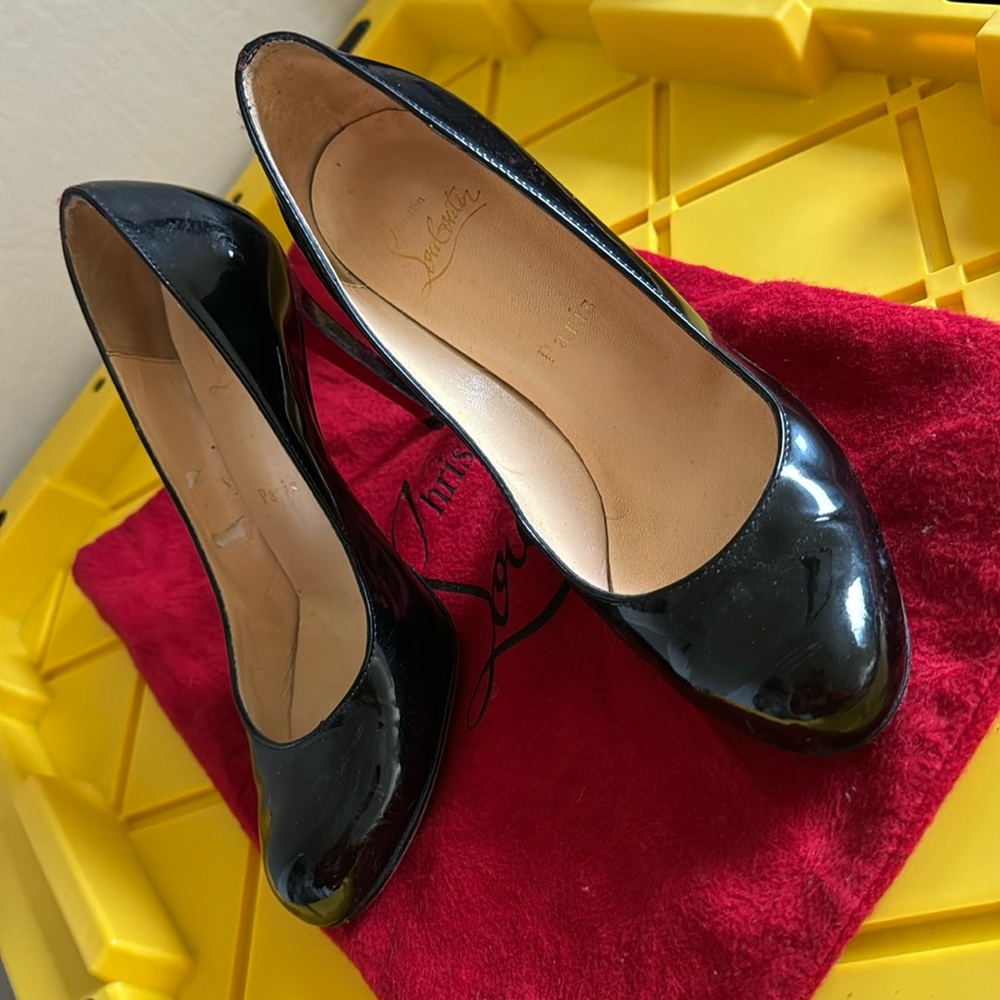 Authentic pre loved Christian louboutin patent simple pumps